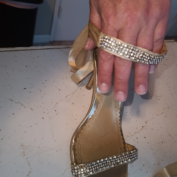 Gold wrap wrounp ankle size 9 pumps. - Picture 13 of 13